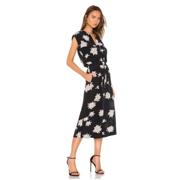 $425 VINCE FLORAL CHRYSANTHEMUM SLEEVELESS WIDE LEG CROP SILK JUMPSUIT IN BLACK - Picture 6 of 11
